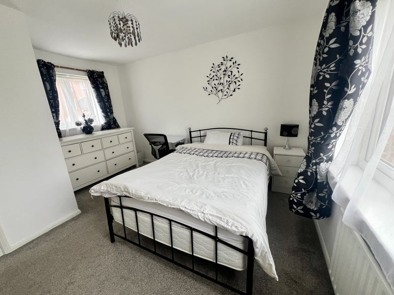 Room Raynville Gardens in Leeds