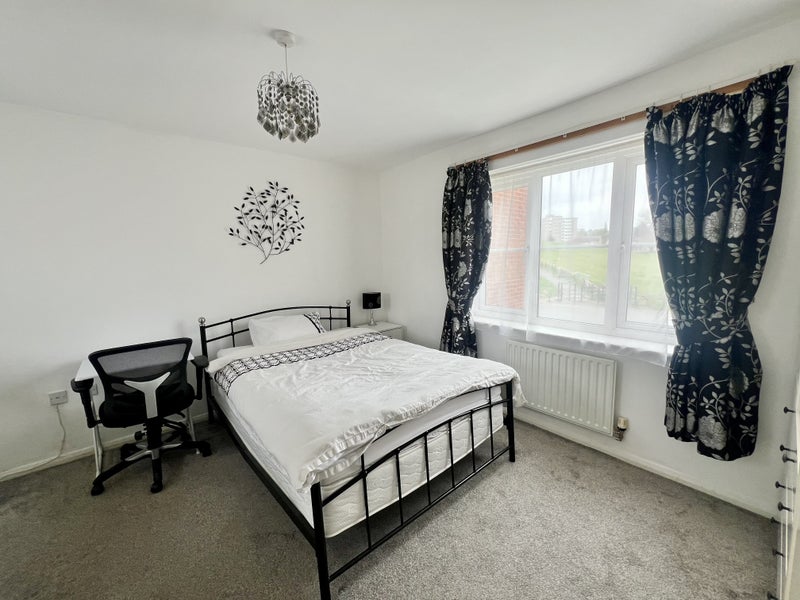 Room Raynville Gardens in Leeds