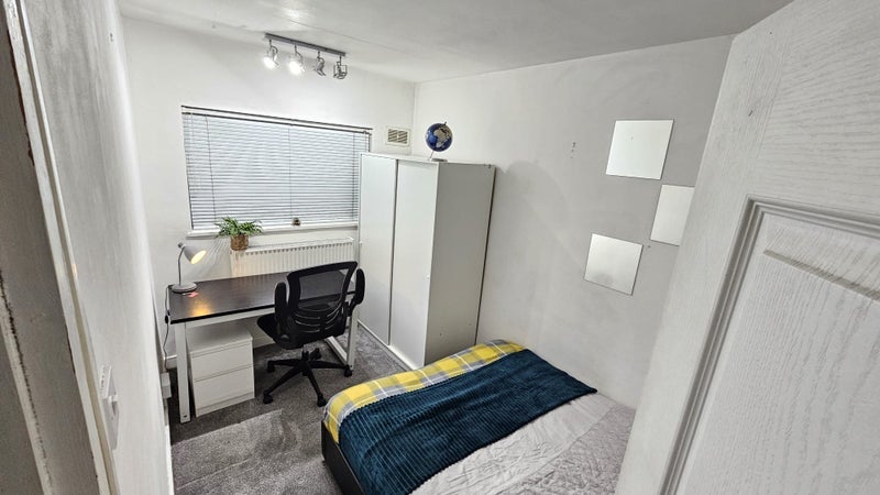 Room Uamvar Street in Greater London
