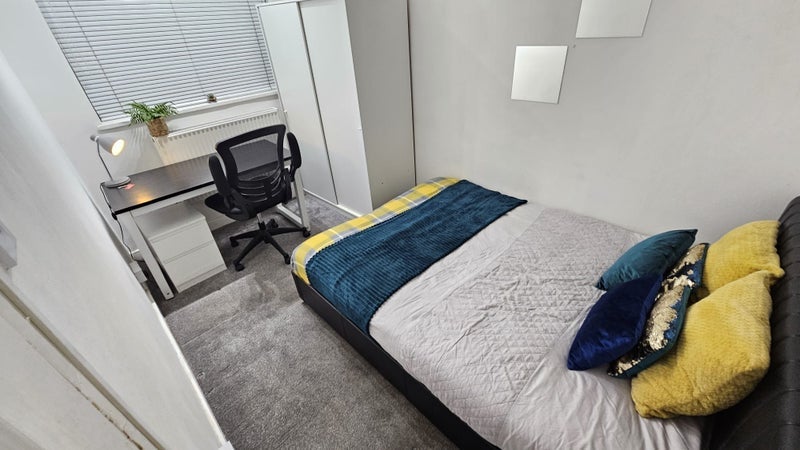 Room Uamvar Street in Greater London