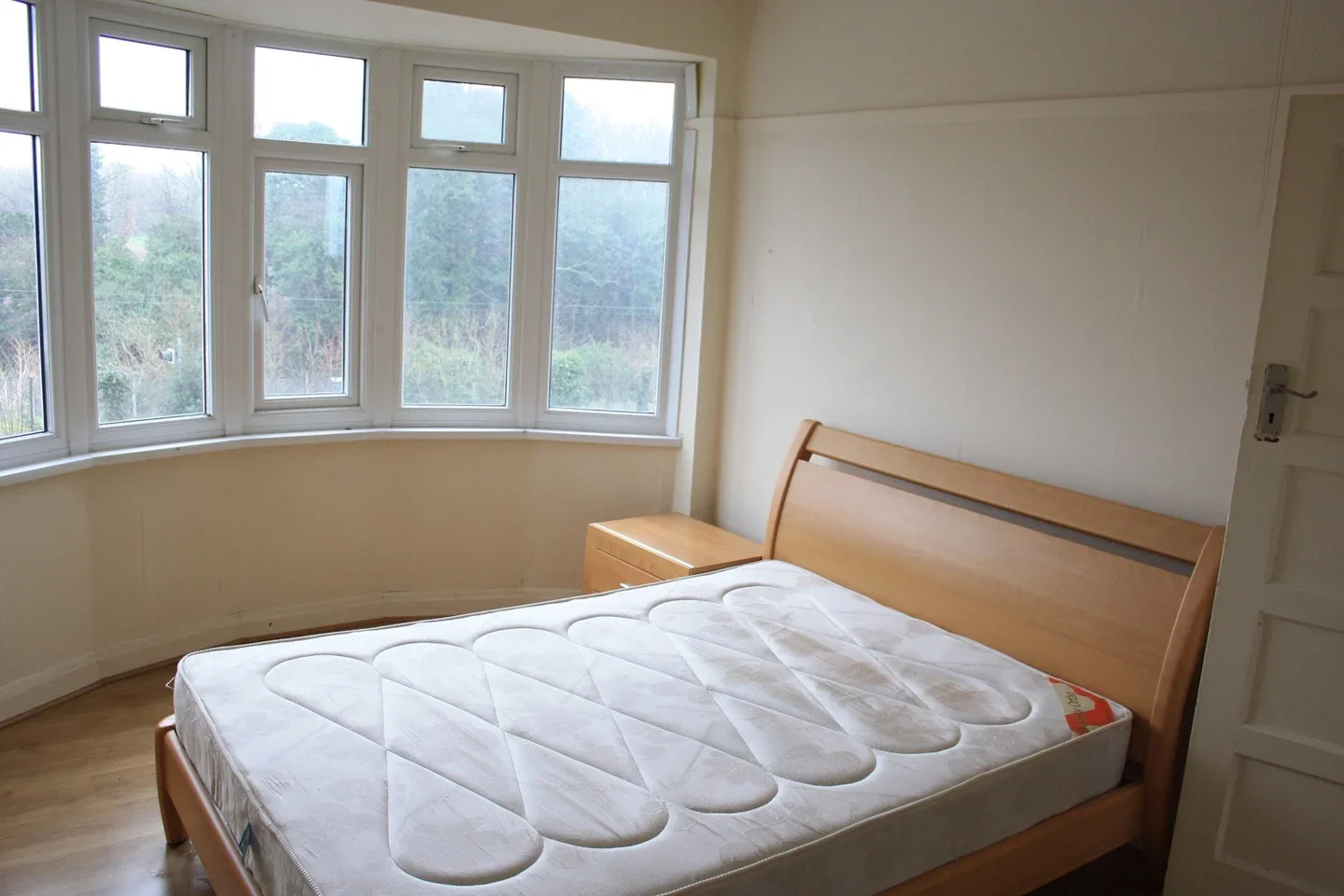 Flat Tooting High Street in Greater London