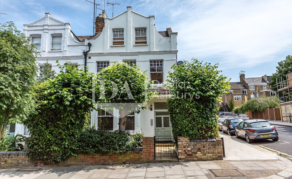 Flat High Street in Greater London