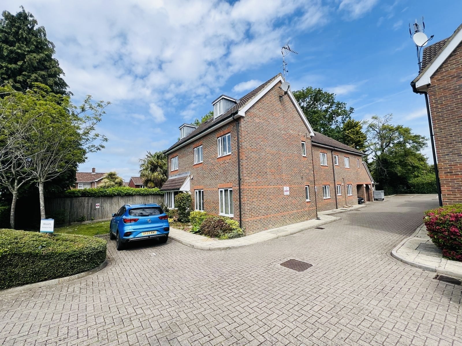 Flat Crabtree Court in Crawley