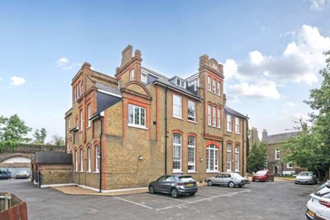 Flat Orphans Yard in London