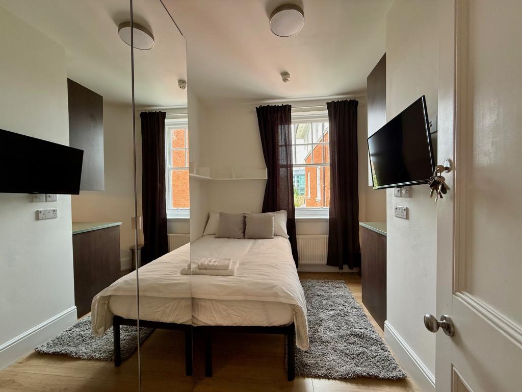 Flat Fulham Palace Road in Greater London