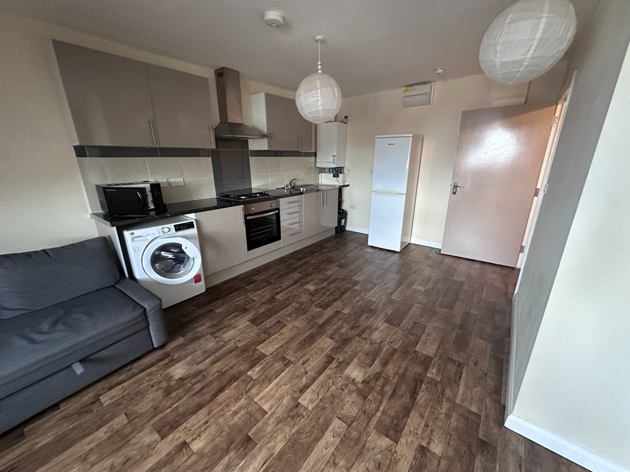 Flat Upper Sutton Lane in London
