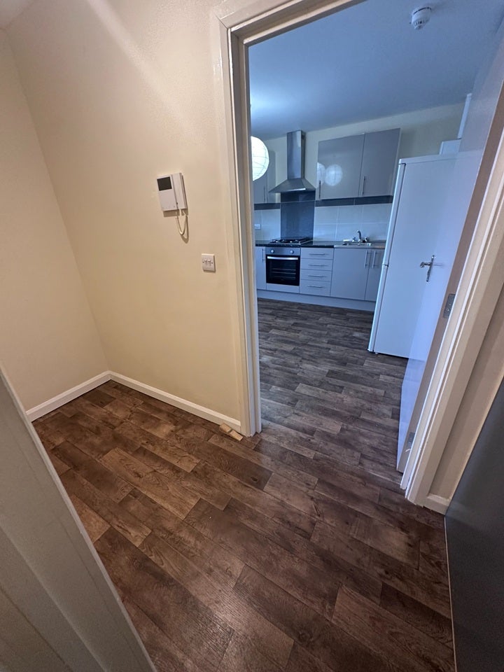 Flat Upper Sutton Lane in London