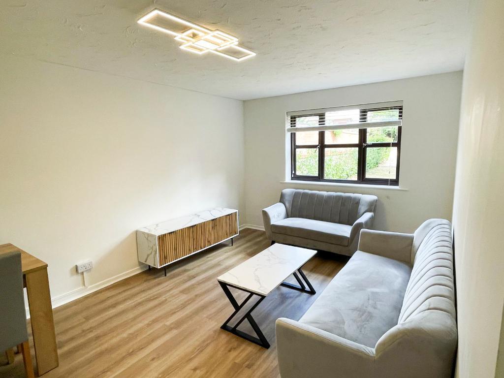 Flat Woodvale Way in Greater London