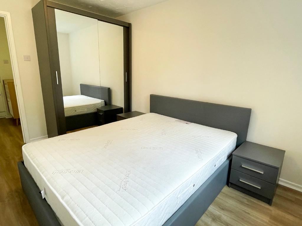 Flat Woodvale Way in Greater London