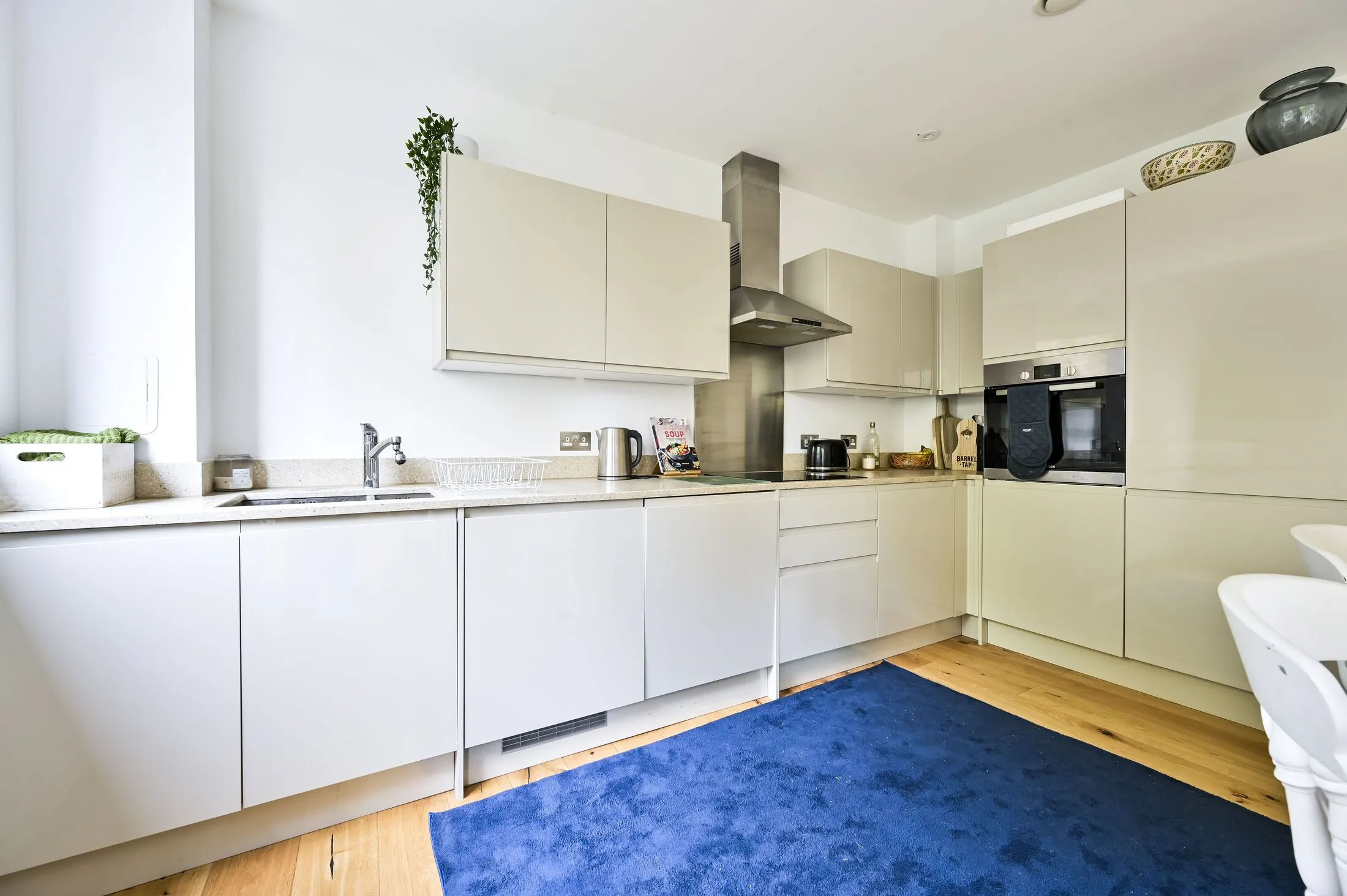 Flat Cambridge Avenue in Greater London