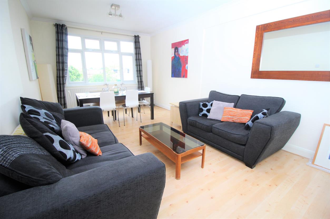 Flat Trinity Crescent in Greater London