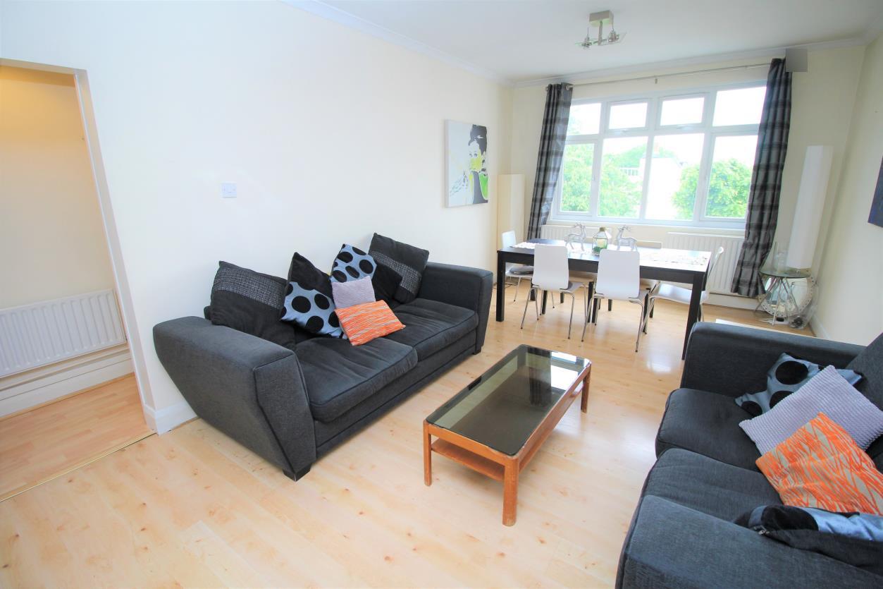Flat Trinity Crescent in Greater London