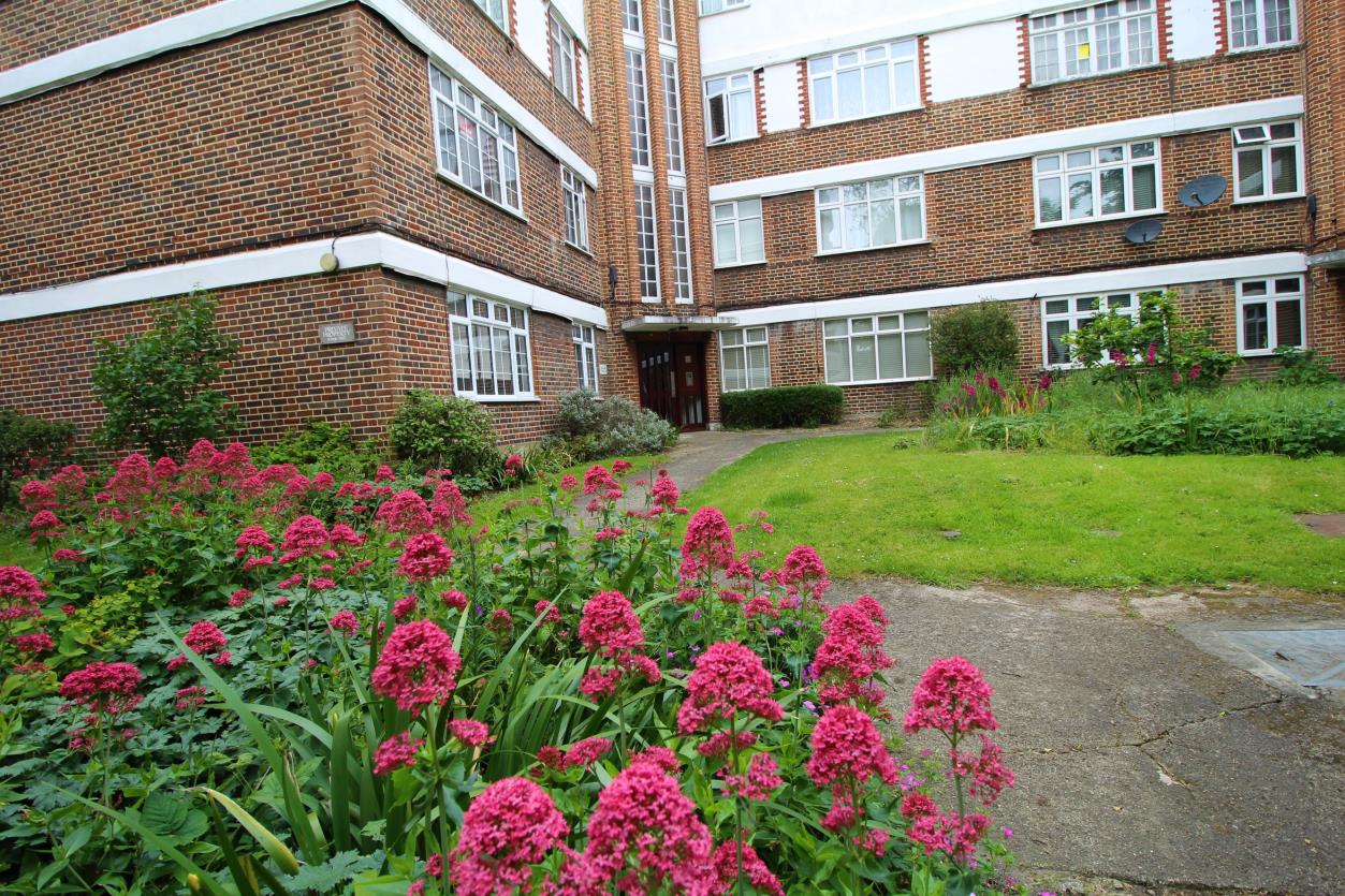 Flat Trinity Crescent in Greater London
