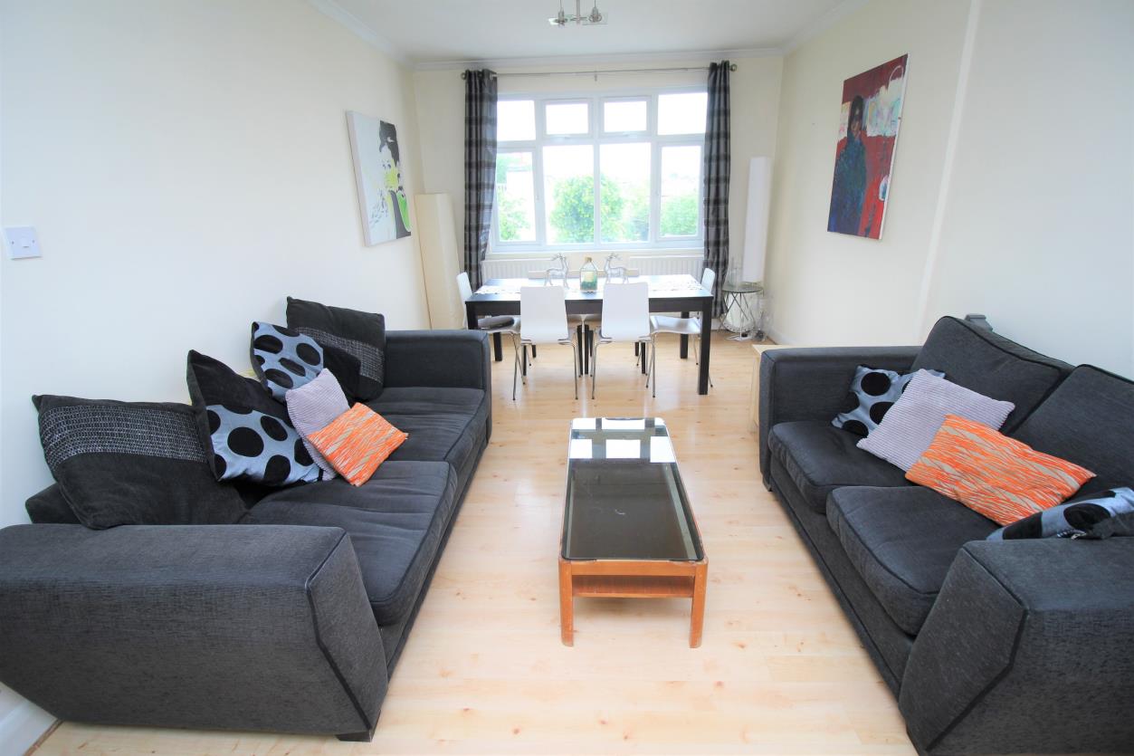 Flat Trinity Crescent in Greater London