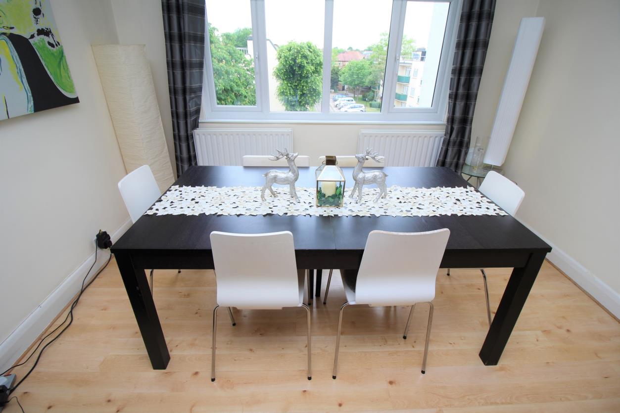 Flat Trinity Crescent in Greater London