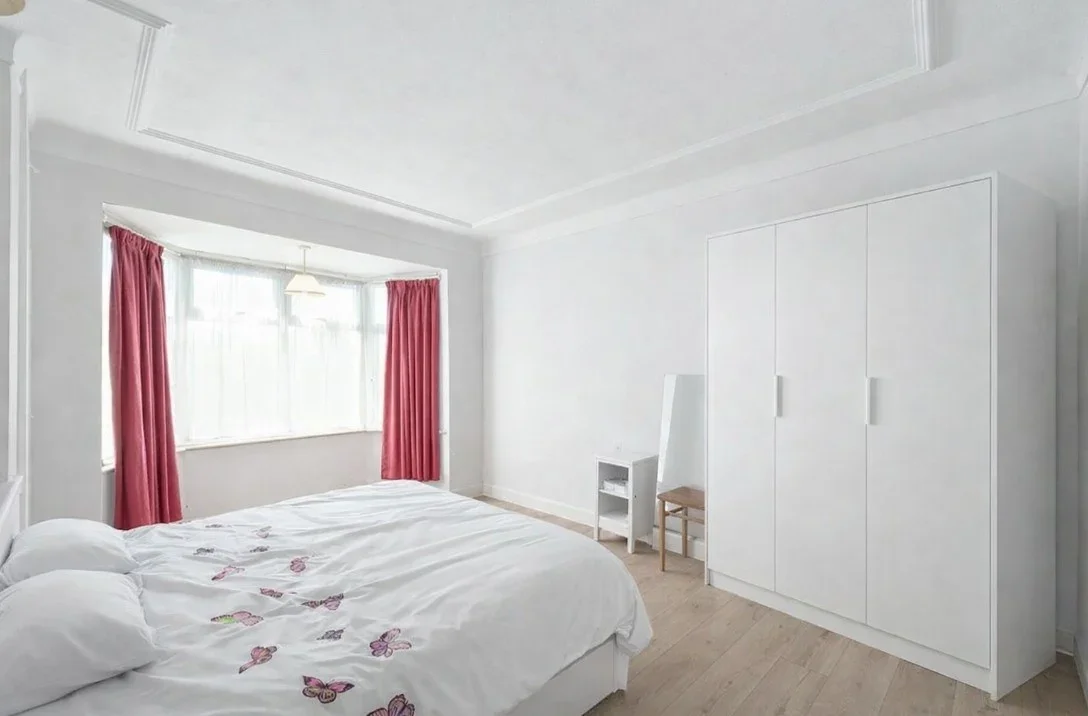 Flat Midstrath Road in Greater London