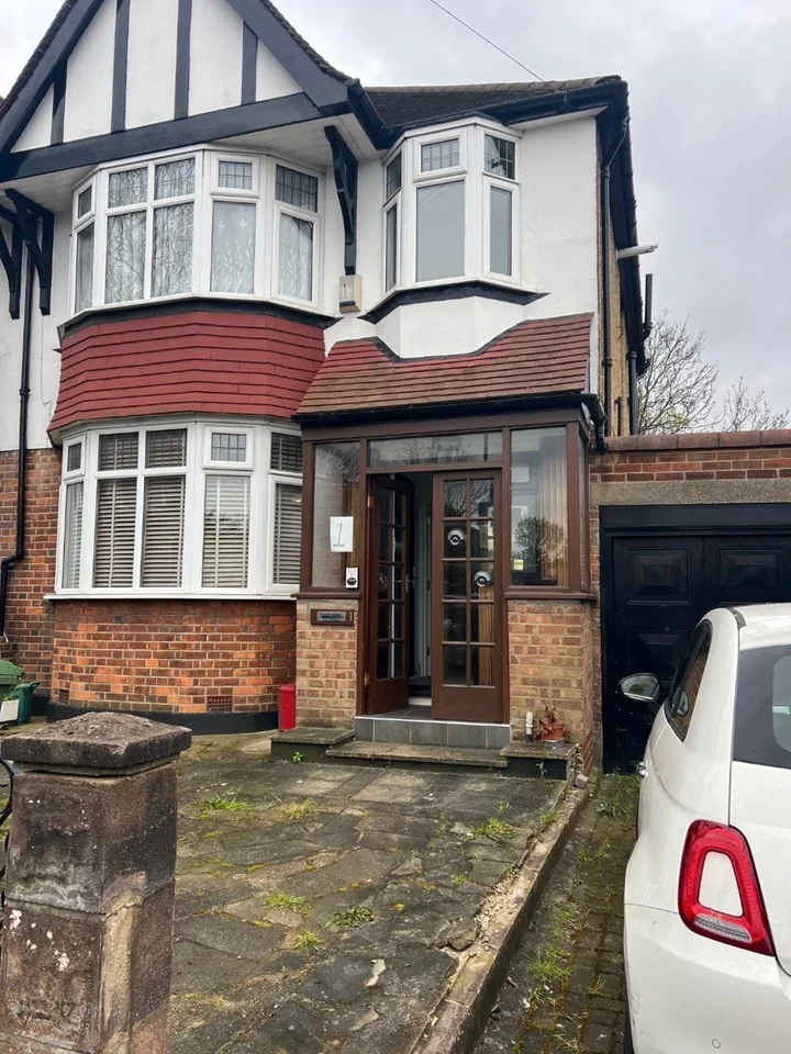 Flat Midstrath Road in Greater London