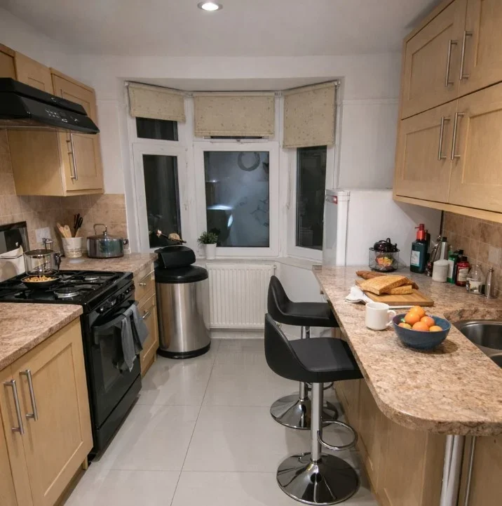 Flat Midstrath Road in Greater London