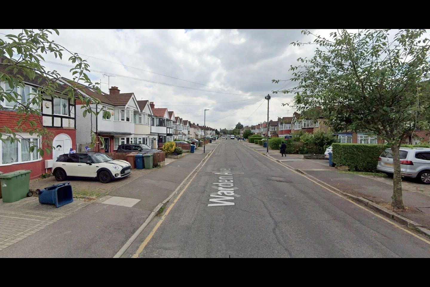 Room Warden Avenue in Greater London