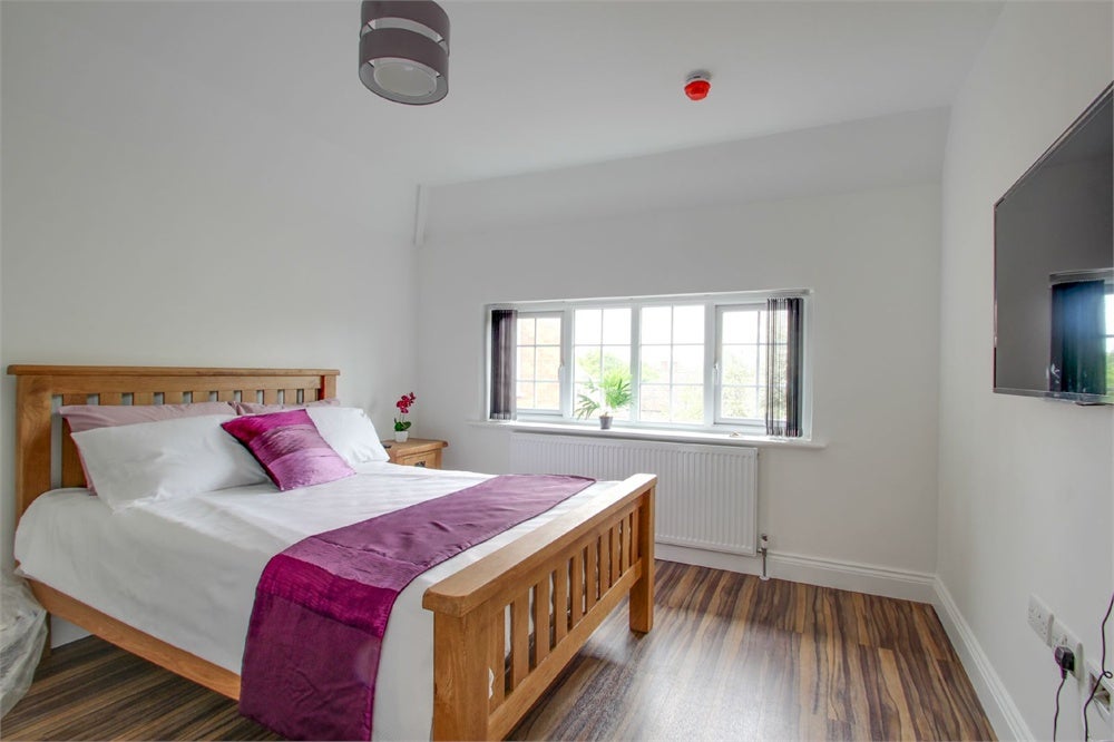 Room High Street in Slough