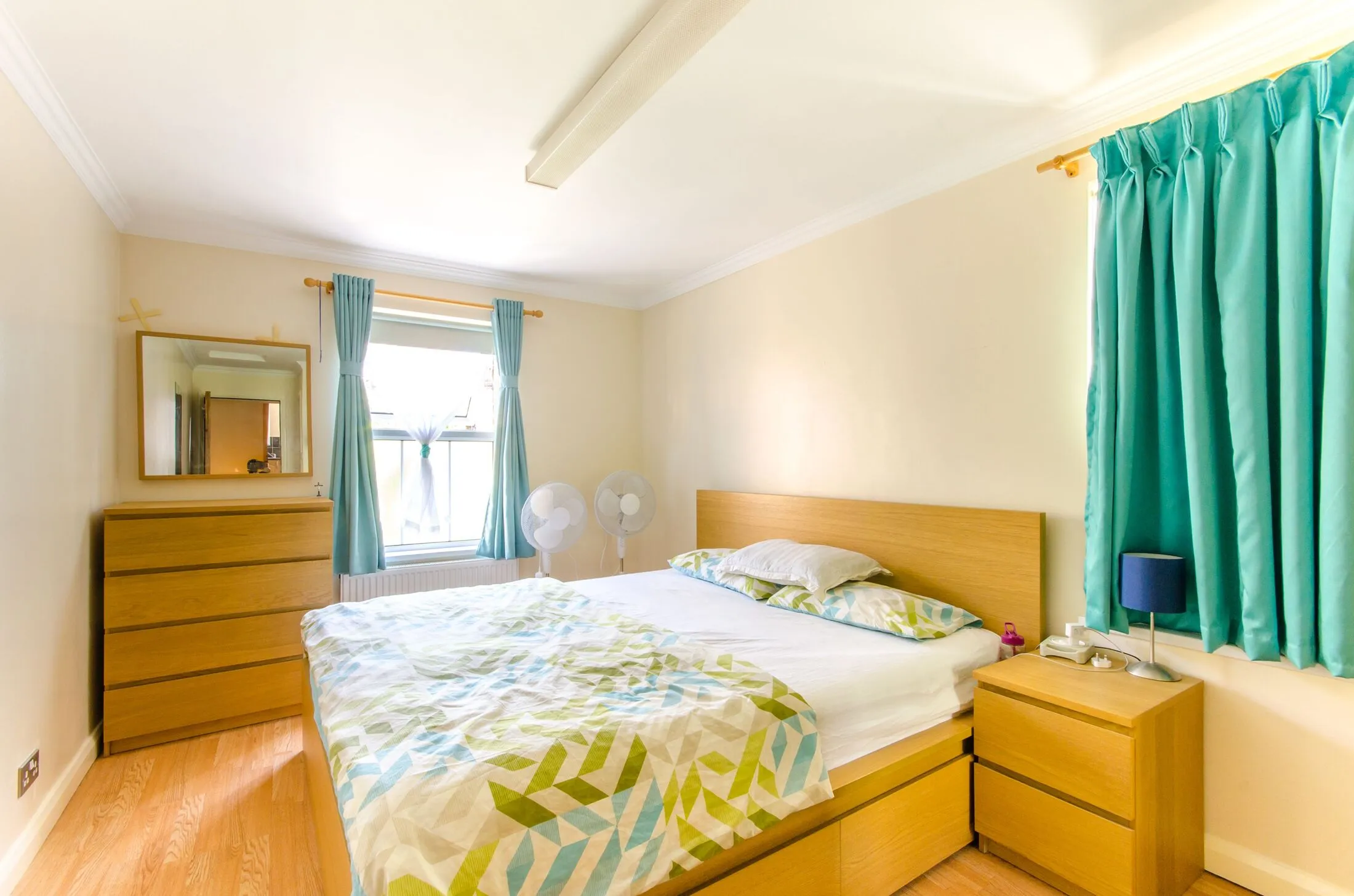 Flat Gladstone Avenue in Greater London