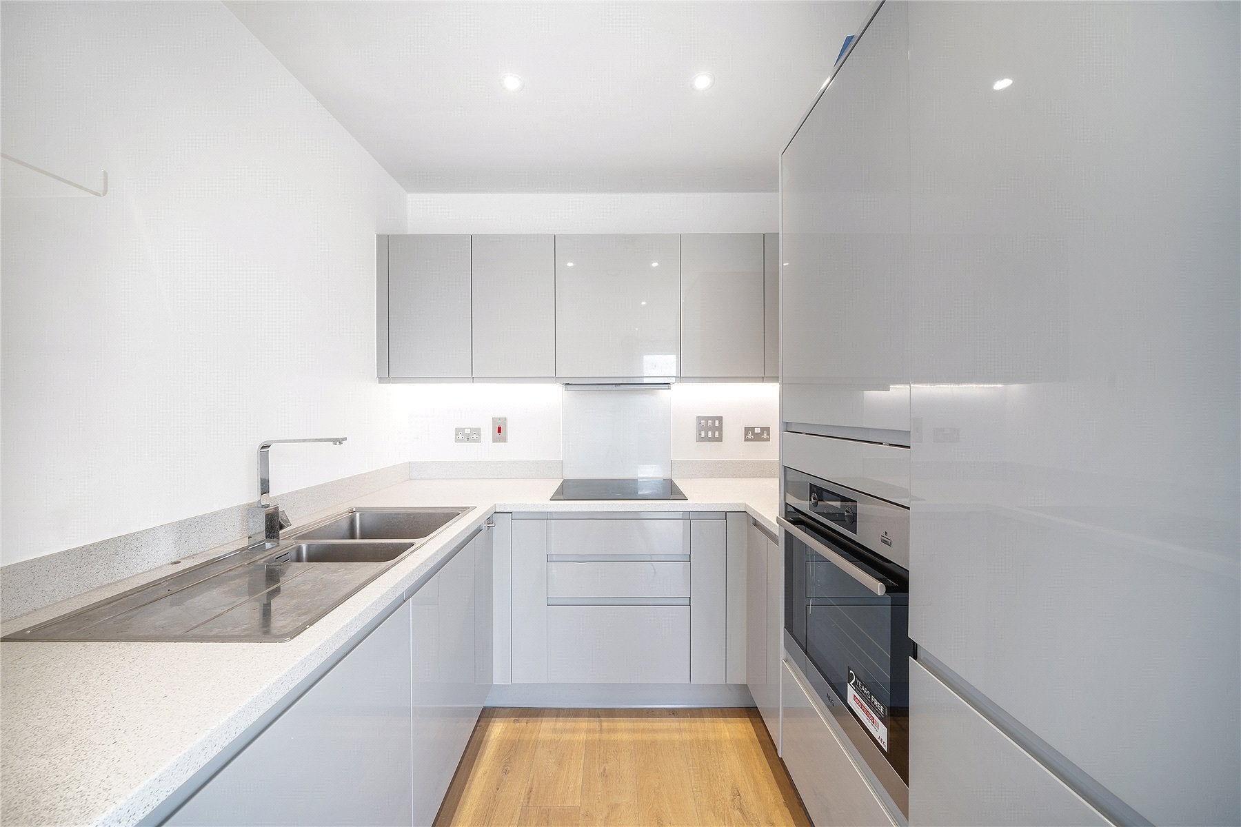 Flat Hatcham Street in Greater London