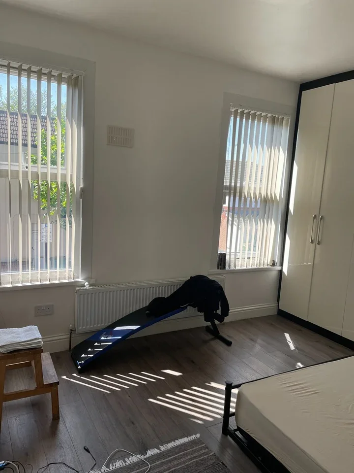 Room Fairland Road in Greater London
