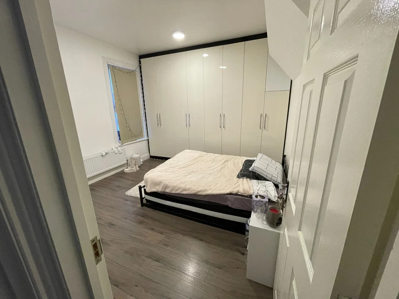 Room Fairland Road in Greater London