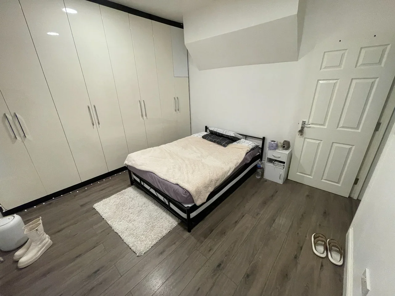 Room Fairland Road in Greater London