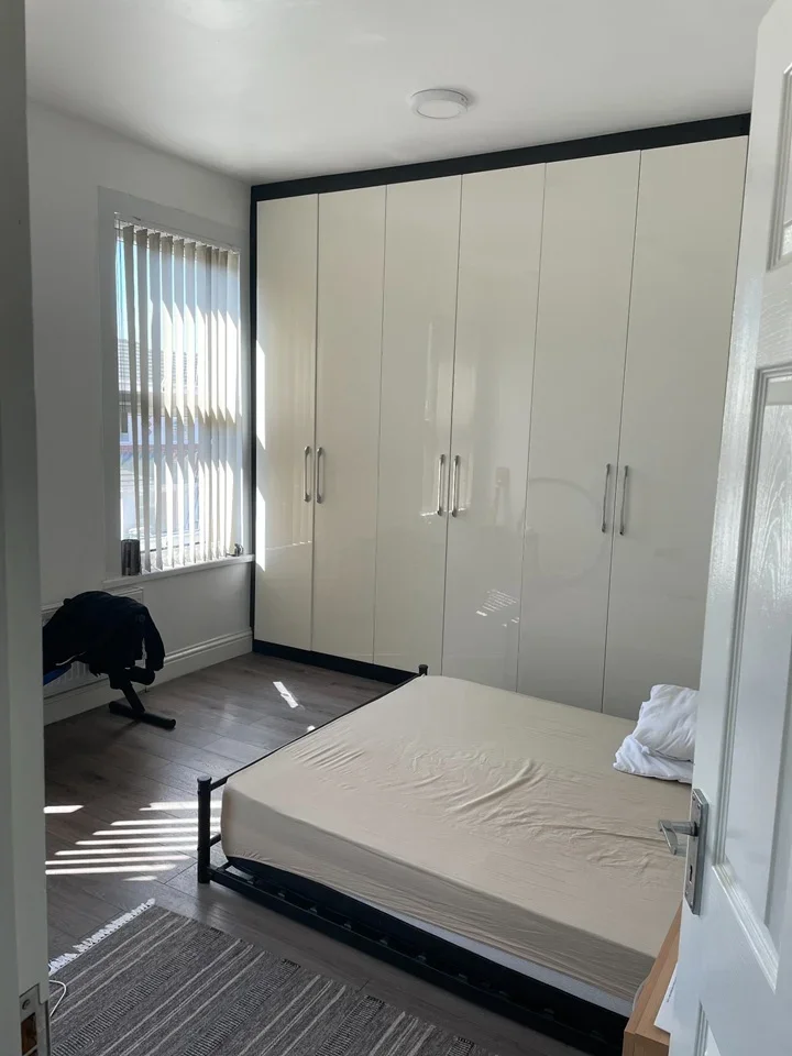 Room Fairland Road in Greater London