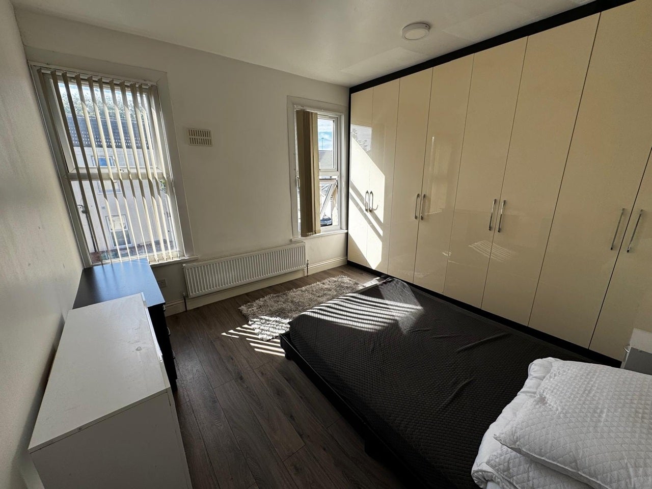 Room Fairland Road in Greater London