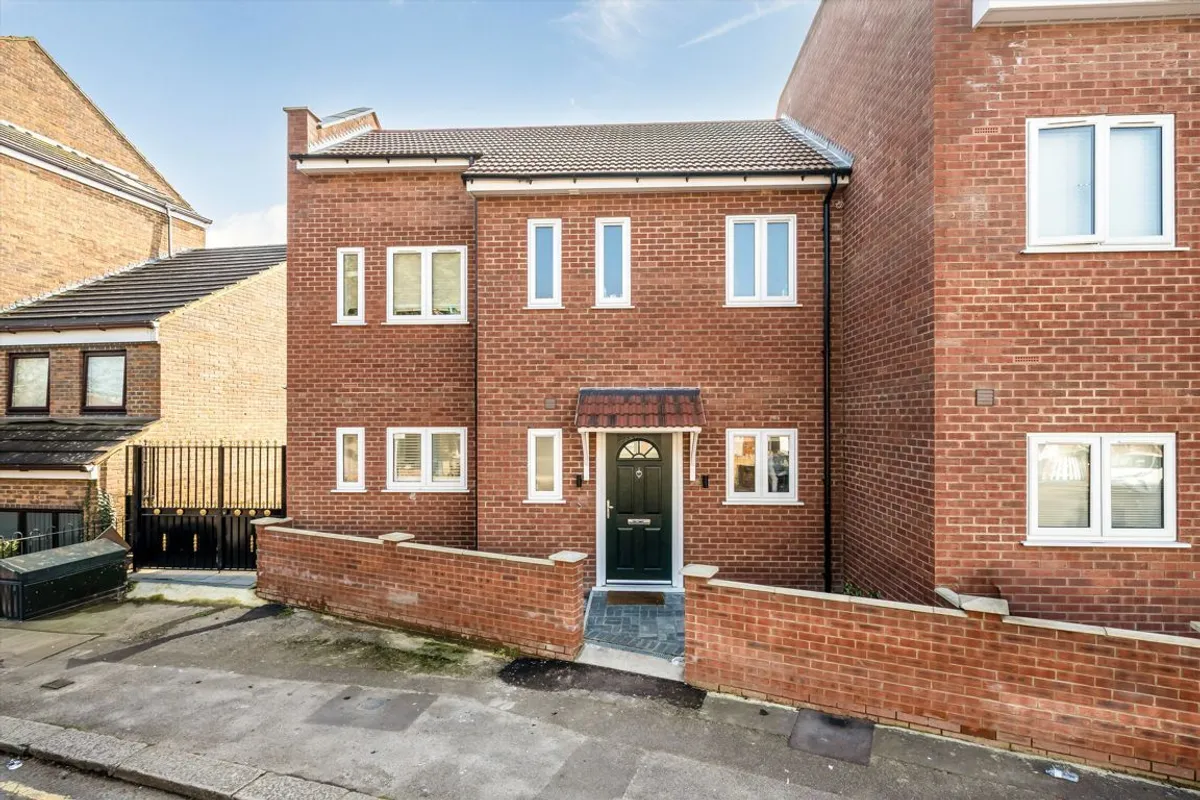 House Stanley Road in Greater London