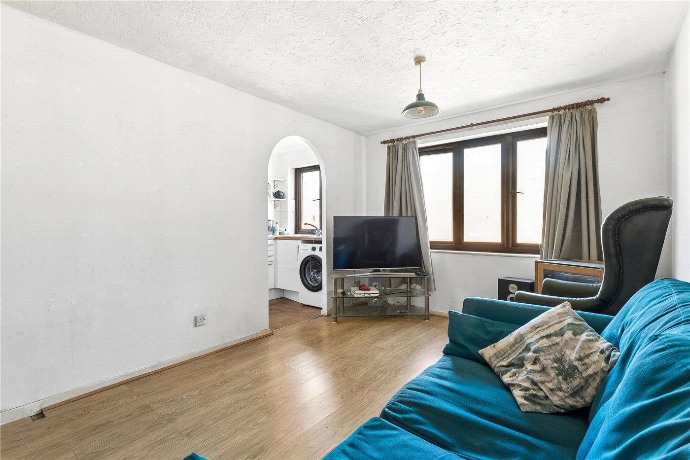 Flat Morris Court in Greater London