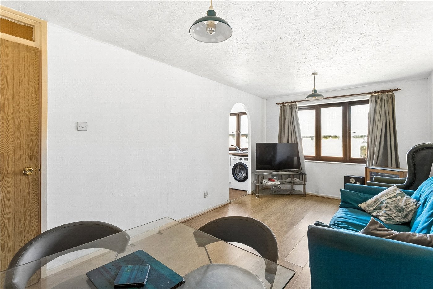 Flat Morris Court in Greater London