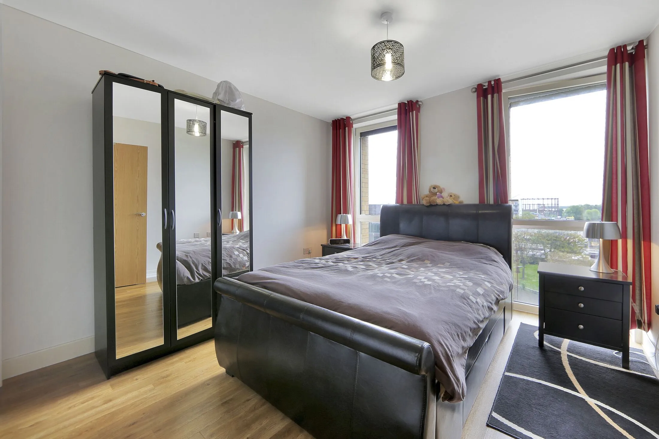 Flat Oxley Square in Greater London