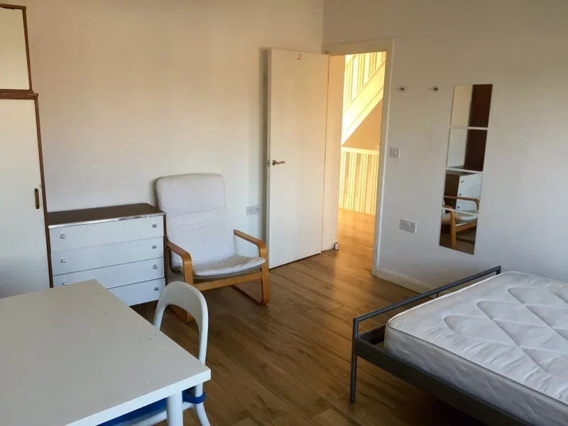 Room Watford Road in Greater London