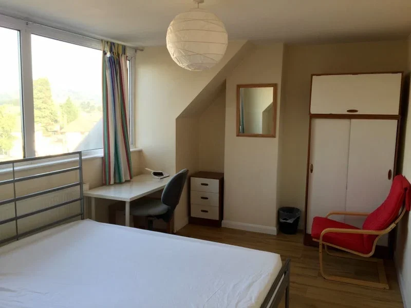 Room Watford Road in Greater London