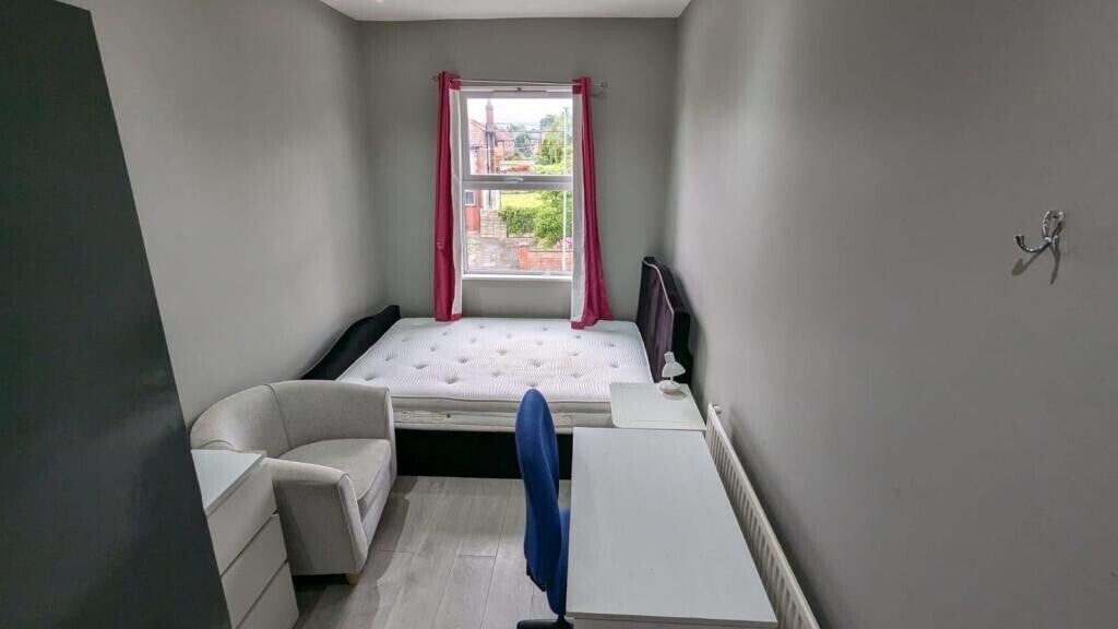 Room Norman Road in Manchester