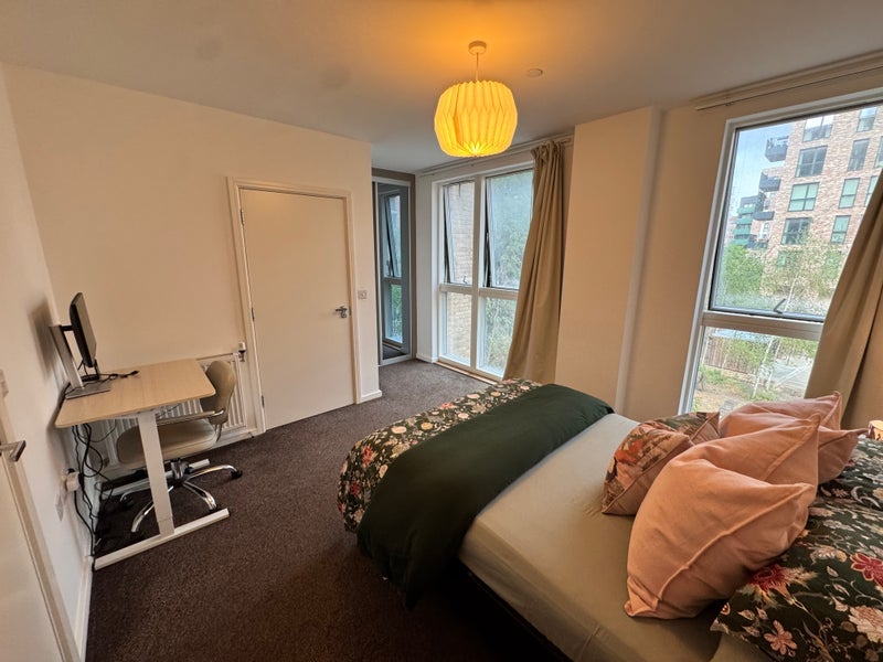 Flat Bollo Lane in Greater London