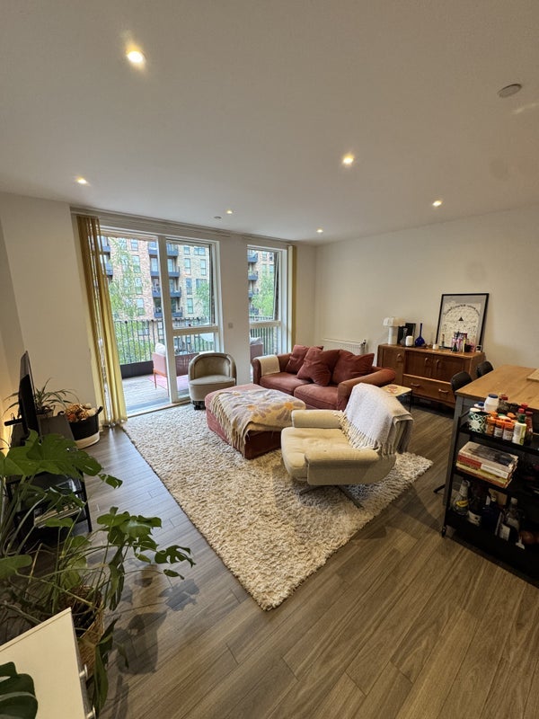 Flat Bollo Lane in Greater London