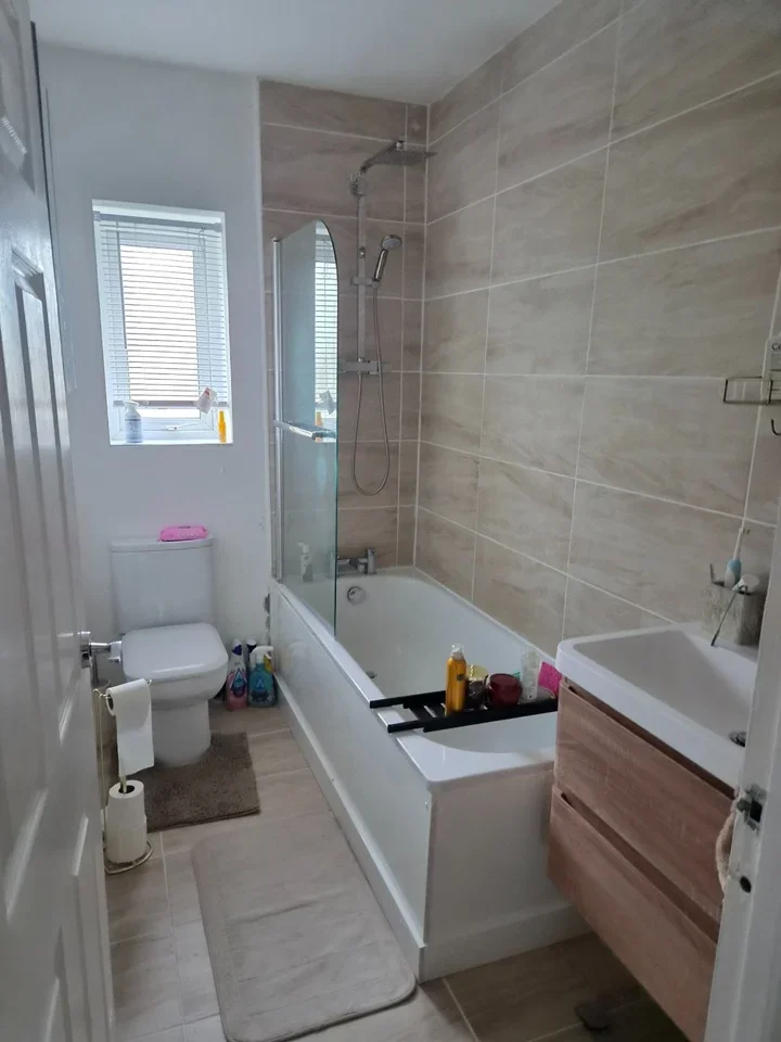 Room Cedar Avenue in Greater London