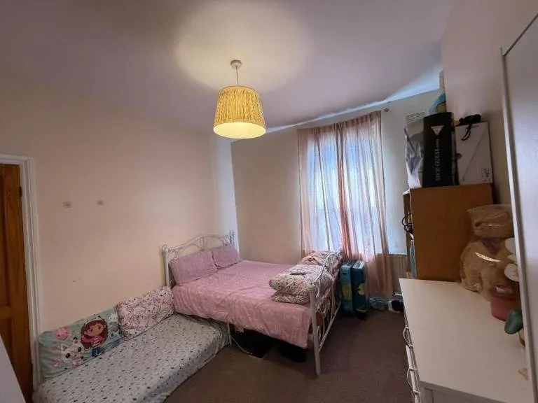 Room Wards Road in Greater London