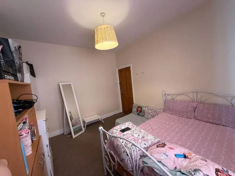 Room Wards Road in Greater London