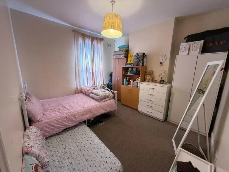 Room Wards Road in Greater London