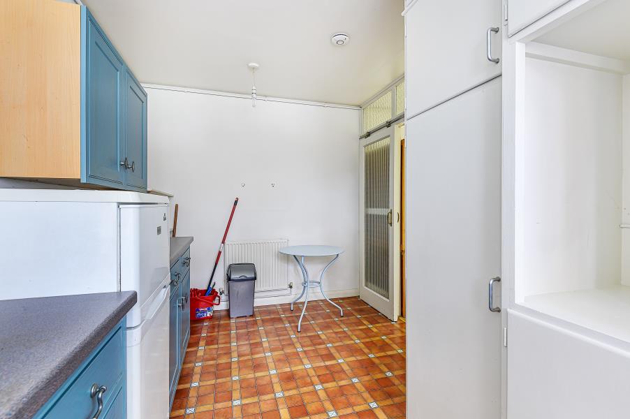Flat Wodehouse Place in Guildford