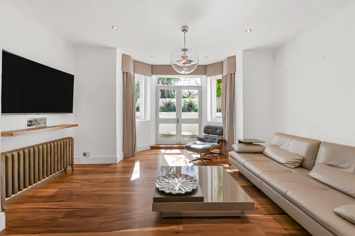 Flat Belsize Square in Greater London