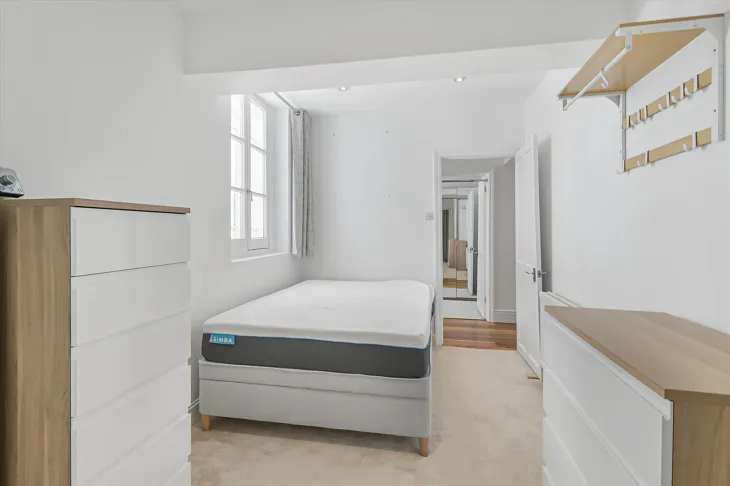 Flat Belsize Square in Greater London