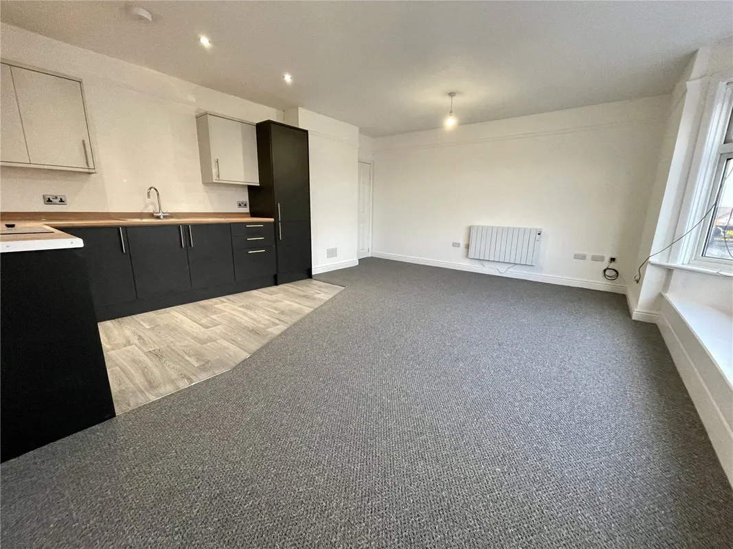 Flat Wallisdown Road in Bournemouth