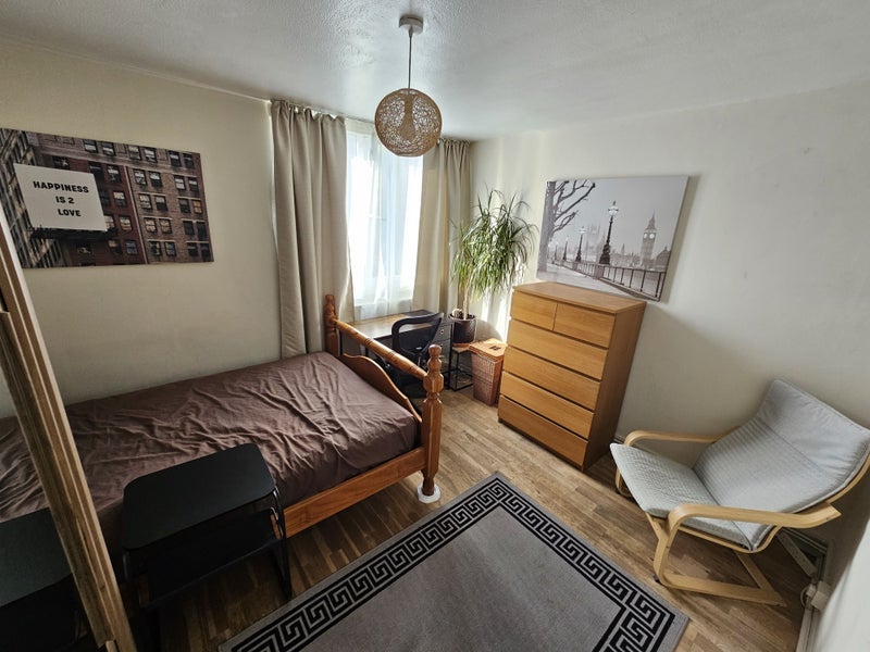 Room Ganley Road in Greater London
