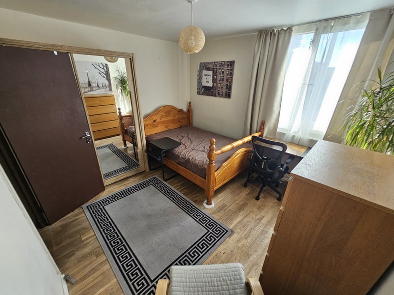 Room Ganley Road in Greater London